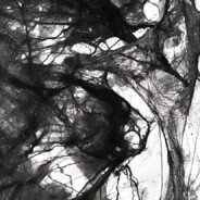 穿黑色毛衣的冷峻继父