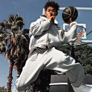 脚踢幼儿园小孩