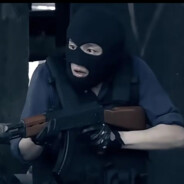 起AK干拉去世玩手机