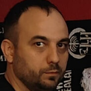 >_<