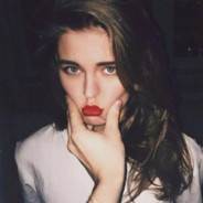 那女孩靠的太近了