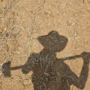 扛着锄头的男孩