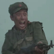 雨夜奔跑的白狐狸