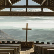 A大笨钟下寄快递上面摆