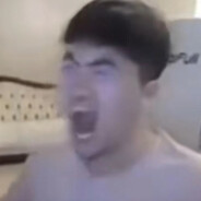 第一个点银色漩涡的人