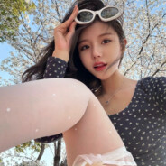 给女大学生抹身体乳