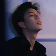 把玫瑰藏于身后