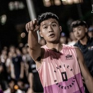 老奶奶坐轮椅过中门