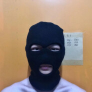 龙卷风摧毁停车场