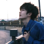 黄昏独上海风秋