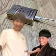 王源中路来根烟