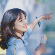 旧楹联红褪墨残谁来揭