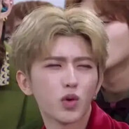 干拉白给玩手机