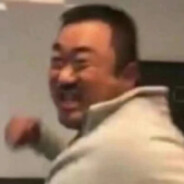 朝你大跨来一拳