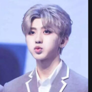 干拉白给玩手机