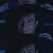 斜刘海挡不住眼角的泪