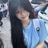 她帶著土星的耳釘