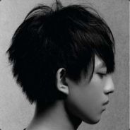 八块腹肌的萌新少女