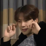 脚踩滑板抱着猫