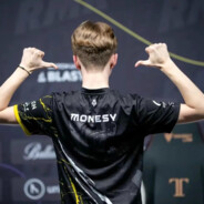 黄累上厕所-何久真香