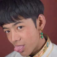 尼古丁真骑着三角洲策划的老冯子路过