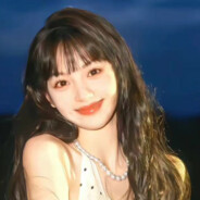 水杯装尿像喝尖叫