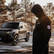 分别必须双手插兜