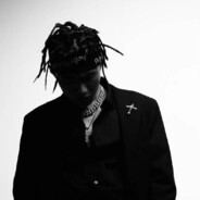 坐在岩石上看海