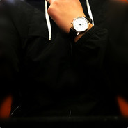 蹲下！把头发扎起来！