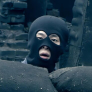 手持方天戟坐下赤兔马