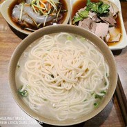 吴亦凡出来吃面