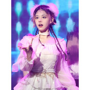 戴着贝雷帽卖报