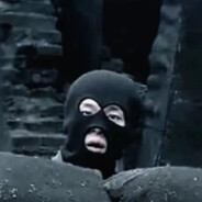 角落玩牌吕小布。