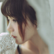 铃木爱理侧着身子抱着我的后腰呼呼大睡