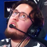 麦当劳里你站岗