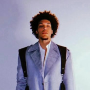 峰哥左拿ak右喝奶