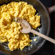2 eggs, scrambled