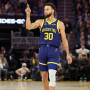 80岁老大爷拄拐压枪