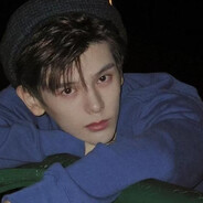 操场上的漂亮女孩