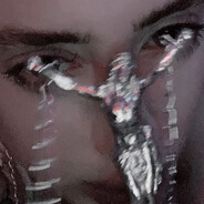 >_<