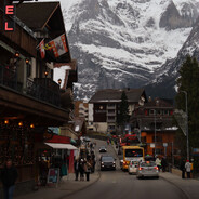 今夜浓愁未到乡