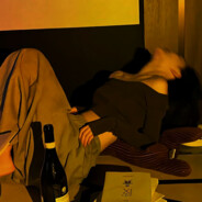 坐在坟前可劲闹