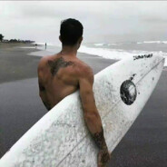 单手握方向盘的男人