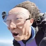 天空闪过灿烂花火.