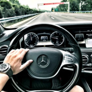 克里斯关下门。