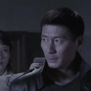 “你在用枪指着我？”