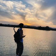 喝水就喝水 你别掰我腿