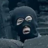 头戴三叉束发紫金冠体赤兔马之吕小布是也