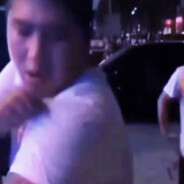 被踹开线的李宁