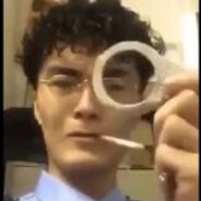 眉头微微一皱，退至队友身后